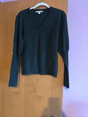 August Cashmere size M cashmere sweater